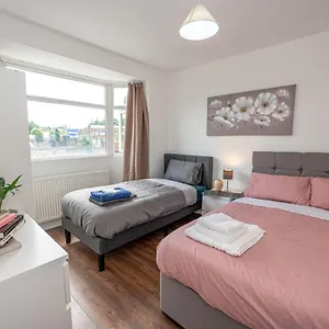 https://4-bedrooms2-bathrooms-house-with-free-parking.brighton-hotels-england.com